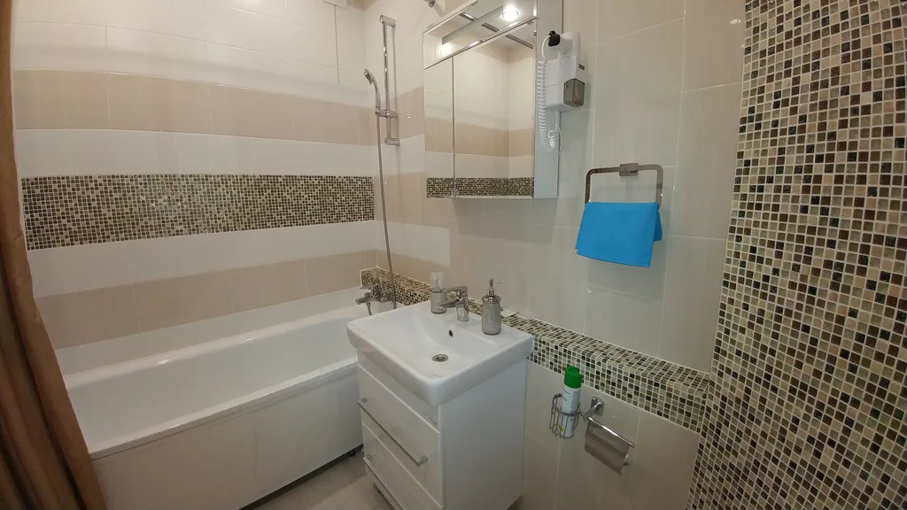 Светлая квартира- студия в голубых тонах с красивым видом на город