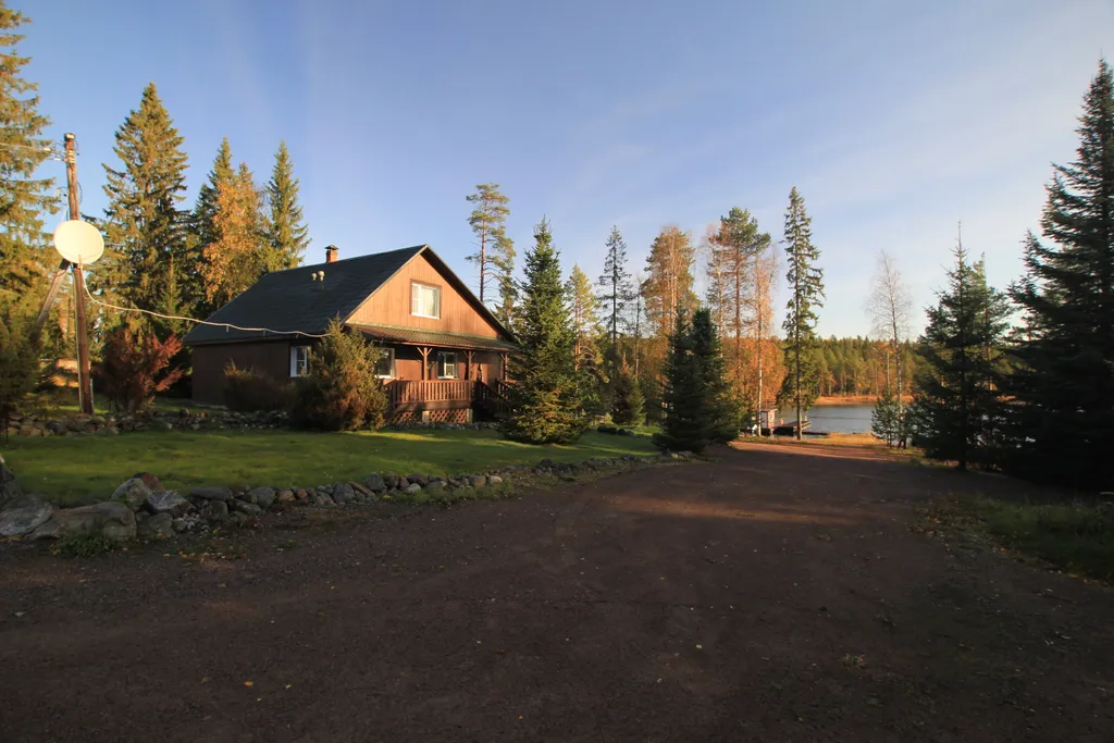 Шикарный дом находится на берегу озера, окруженный хвойным лесом