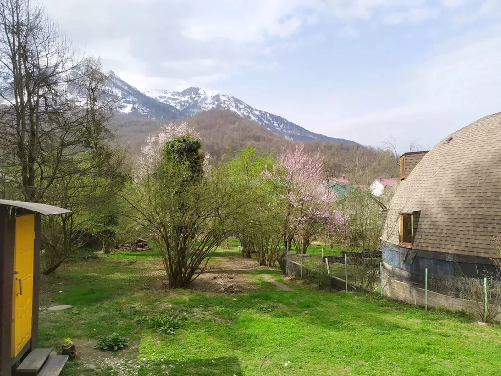 Дом с камином и с большим фруктовым садом