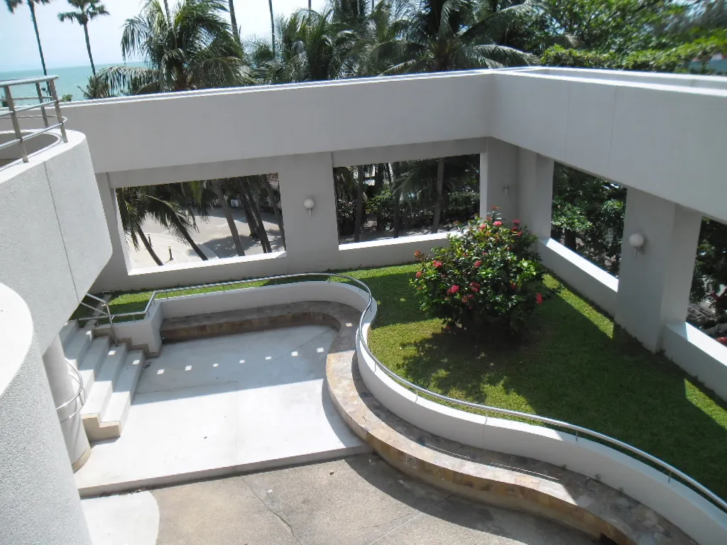 Студия с фронтальным видом на море