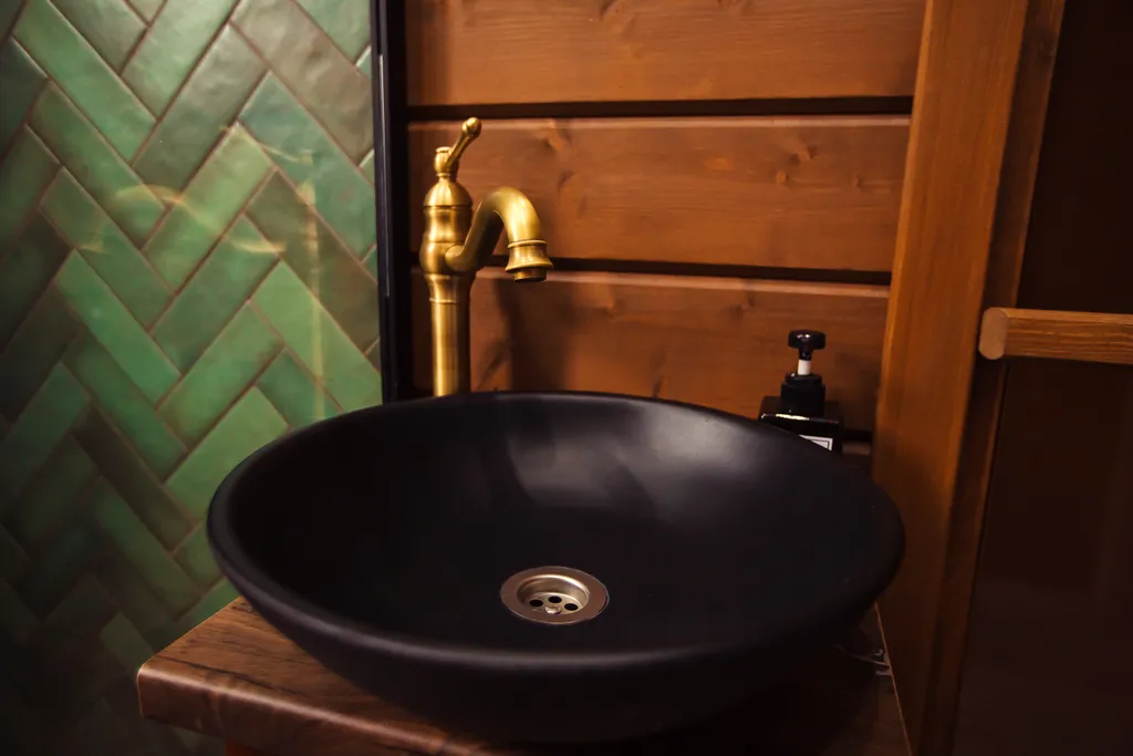 Большой панорамный коттедж в английском стиле с видом на озеро