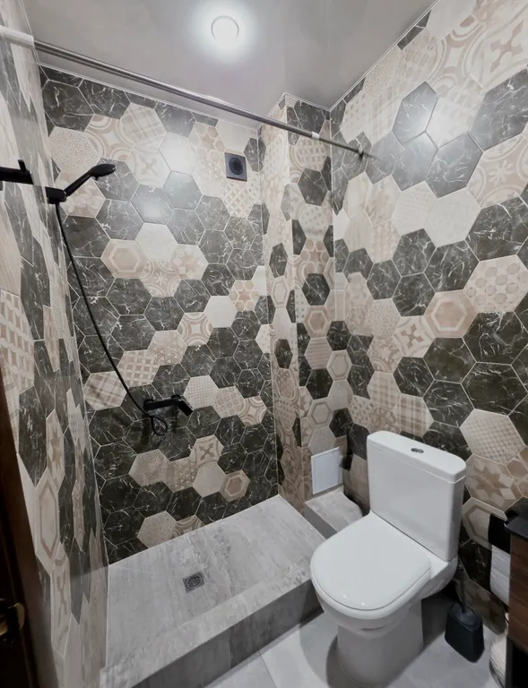 Уютный дом в сосновом лесу, рядом горная речка