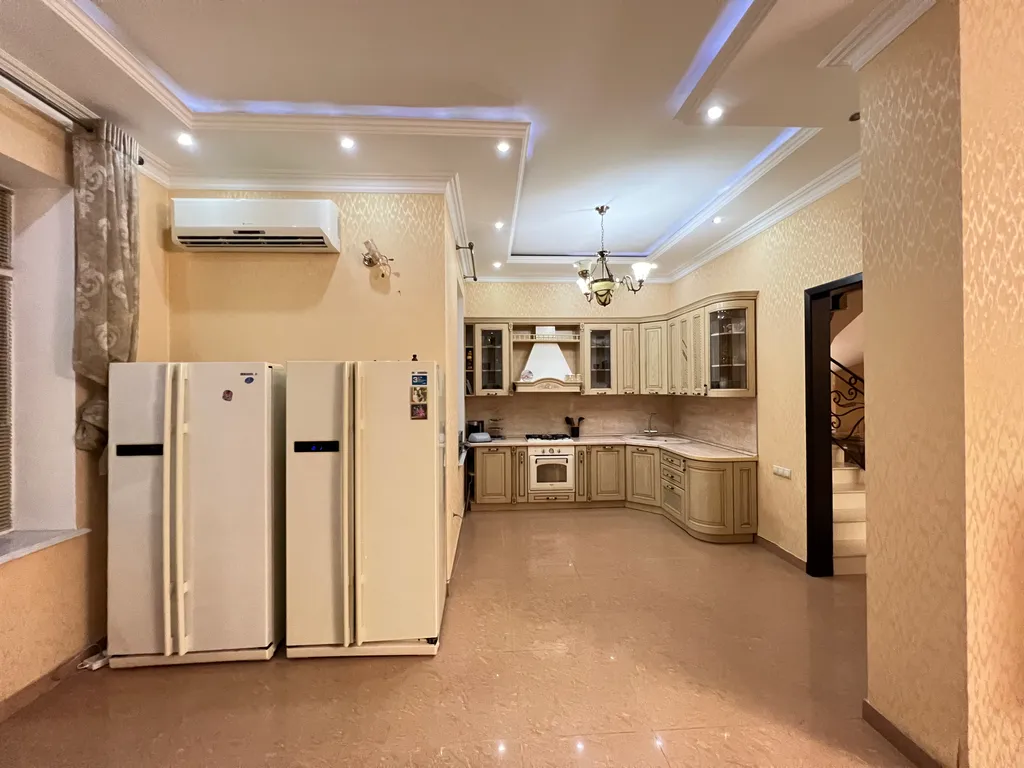 Большой дом в 10 метрах от моря