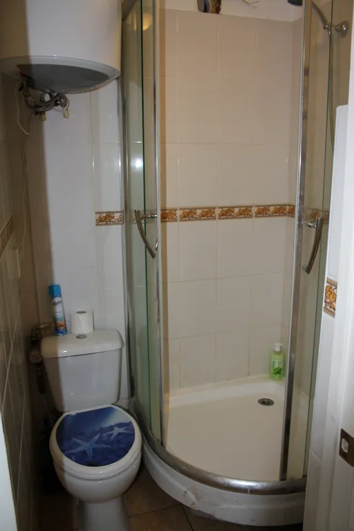 Большая студия для дружной компании с видом на сквер с белочками