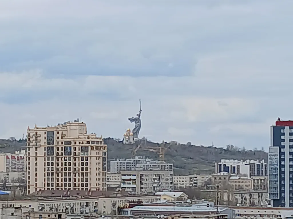 Жизнь с видом реку: огромная лоджия с панорамным остеклением в пол!