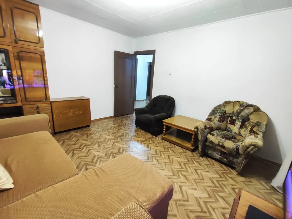 Чистая, скромная трёшка. С винтажной мебелью