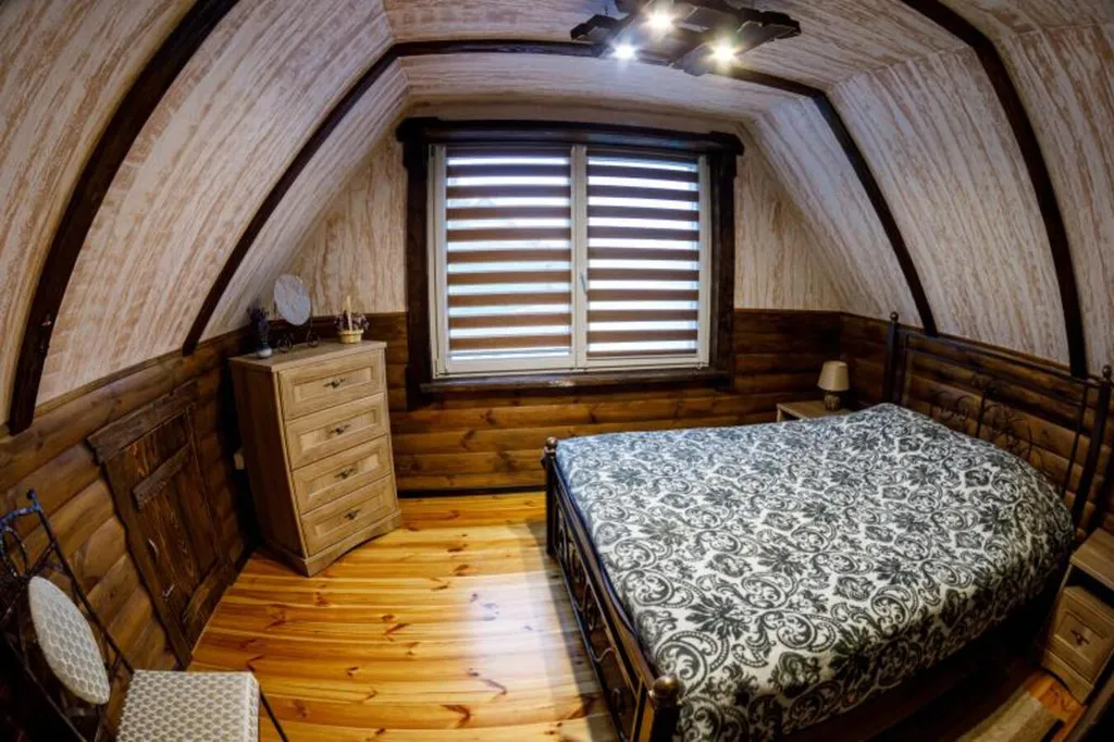 Милый домик в деревне, с видом на озеро