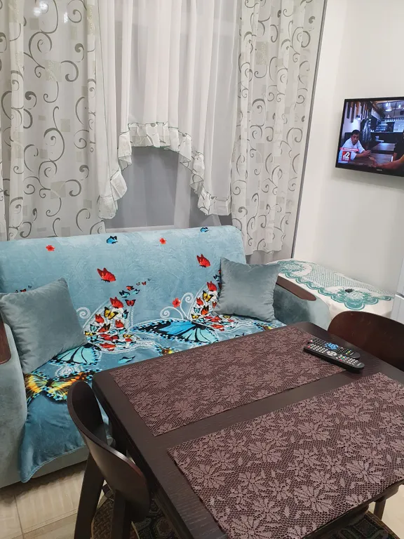 Студия с видом из окна в парк