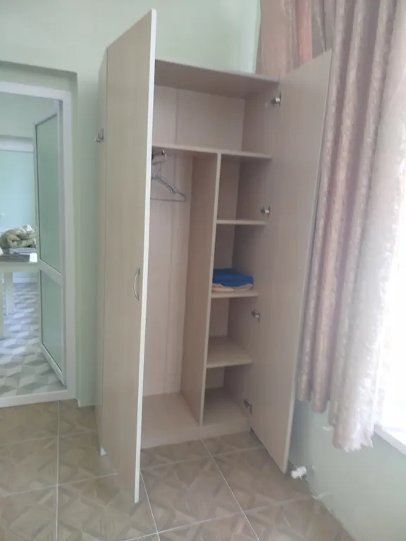 Комната с отдельной кухней в тихом районе, рядом с центром