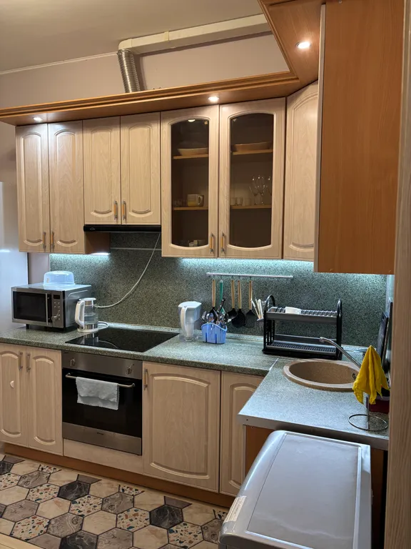 Уютная, чистая квартира в удобном районе, имеется водонагреватель.