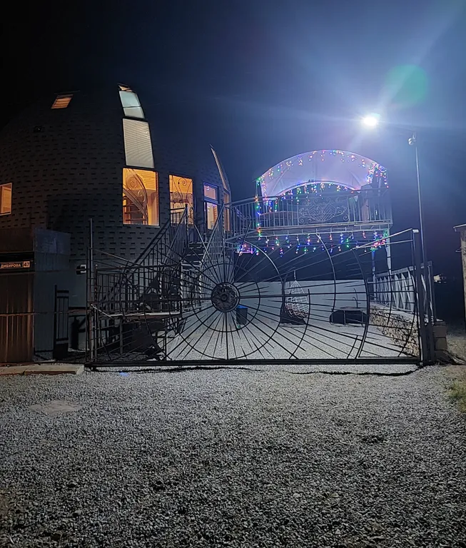 Дом у моря и у горячего источника, круглый купольный