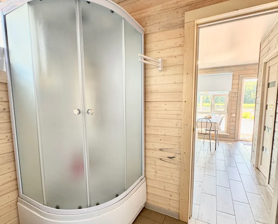 Новый домик на берегу бухты залива