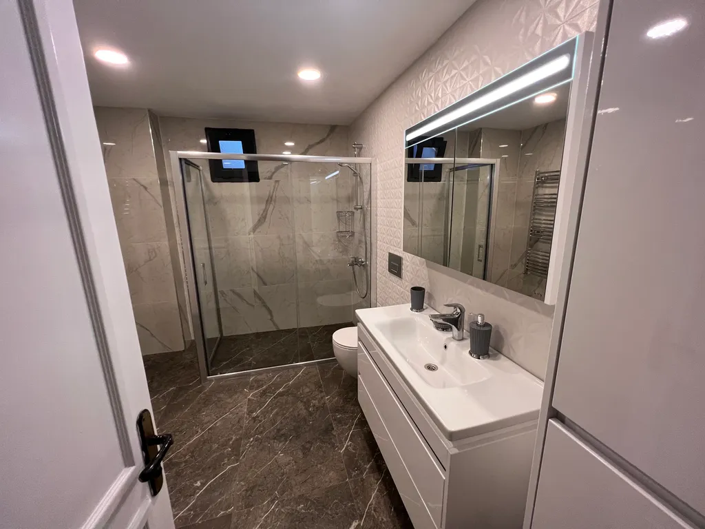 Spacious luxury waterfront flat