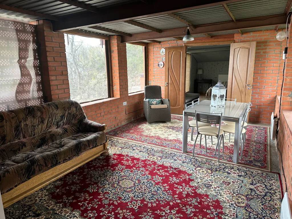 Уютный дом на берегу реки Волга