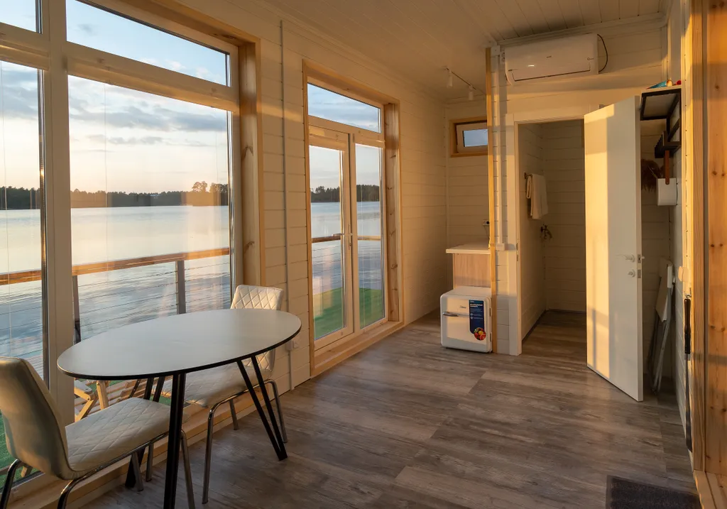 Дом на воде на озера Таир