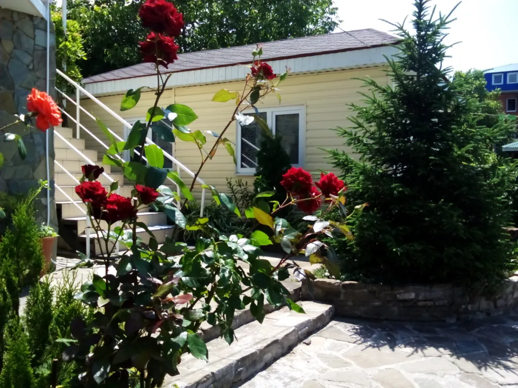 Коттедж Отдельный домик с двумя комнатами со своей кухней и санузлом — аренда посуточно в Архипо-Осиповка