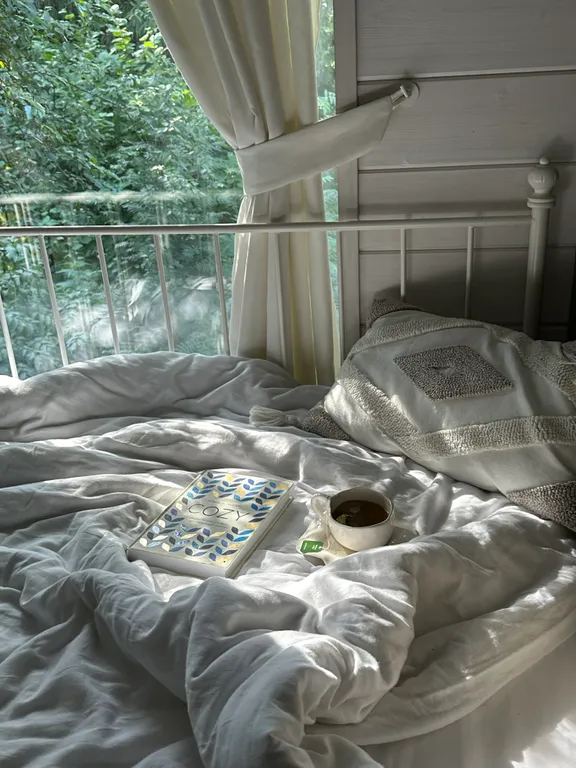 Уютный домик в ёлках