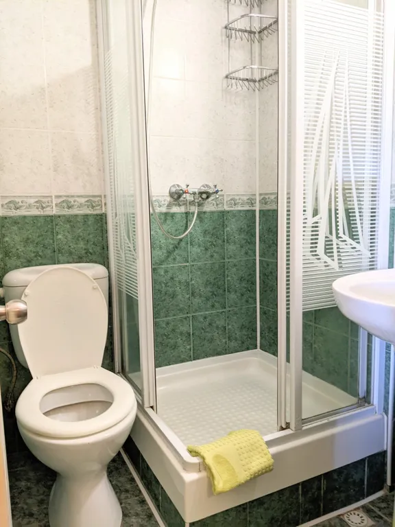 Уютная комната с балконом у моря