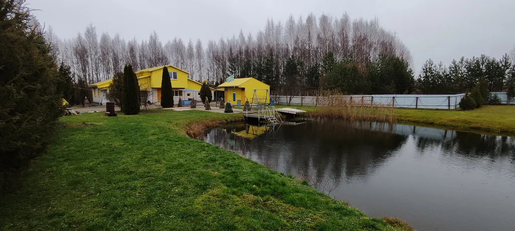 Уединенная дача с прудом и баней у Псковского озера