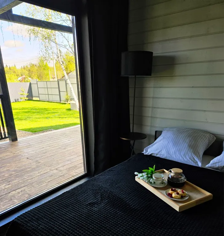 Дом с большой террасой, панорамными окнами, банным чаном и сауной