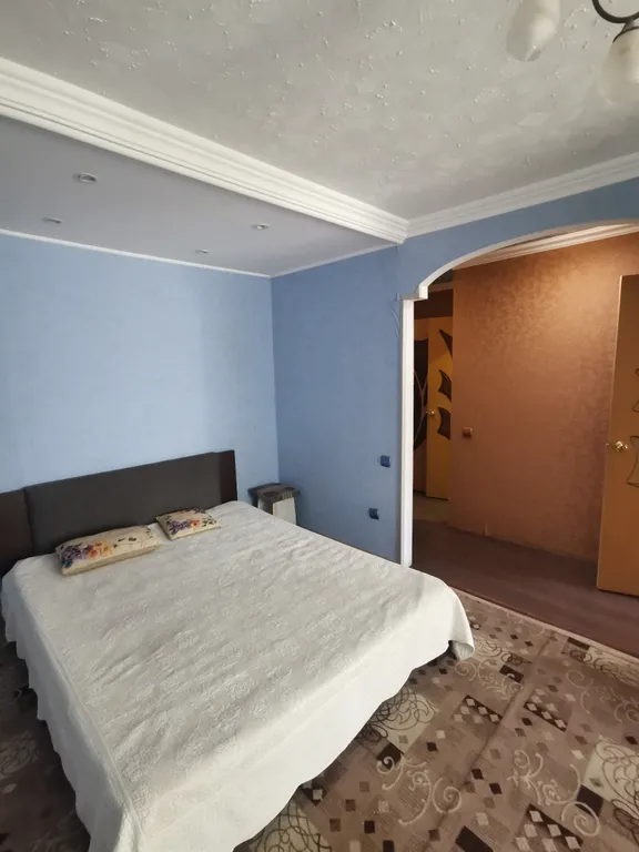 Центр города, в 100 метрах от площади Ленина