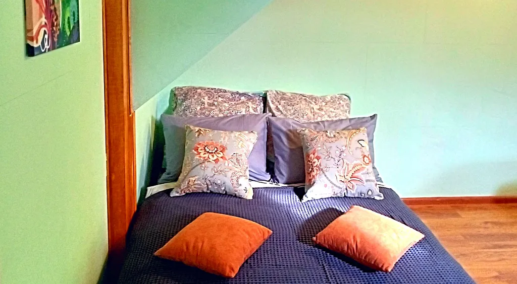 На берегу озера с лебедями, в центре, с камином и антресольным этажом