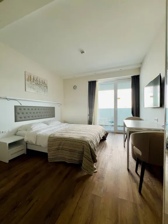 Alliance Palace, вид на старый город, море и горы