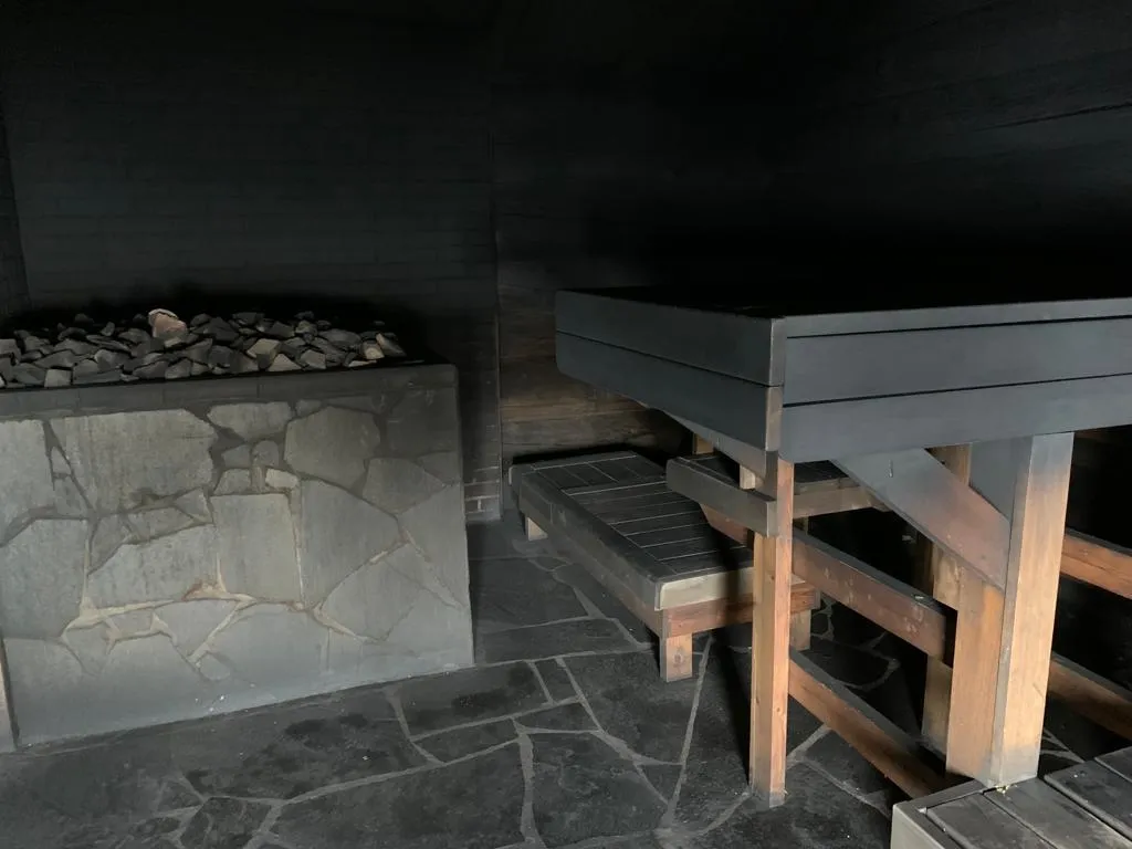 Чудесное место у озера с камином и русской баней