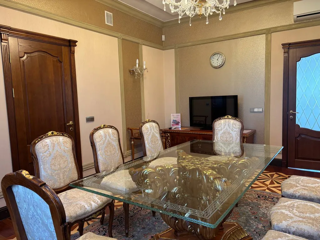 Двухэтажный коттедж с видом на парк в центре Минска