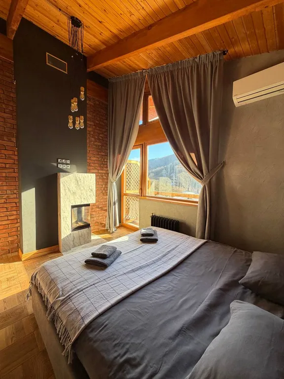 Квартира с 2 каминами в центре