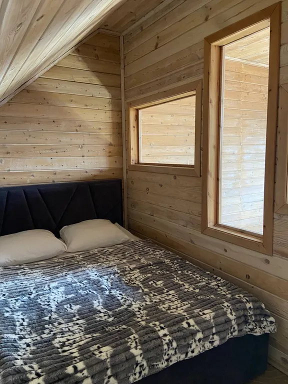 Домик на базе отдыха с бассейном