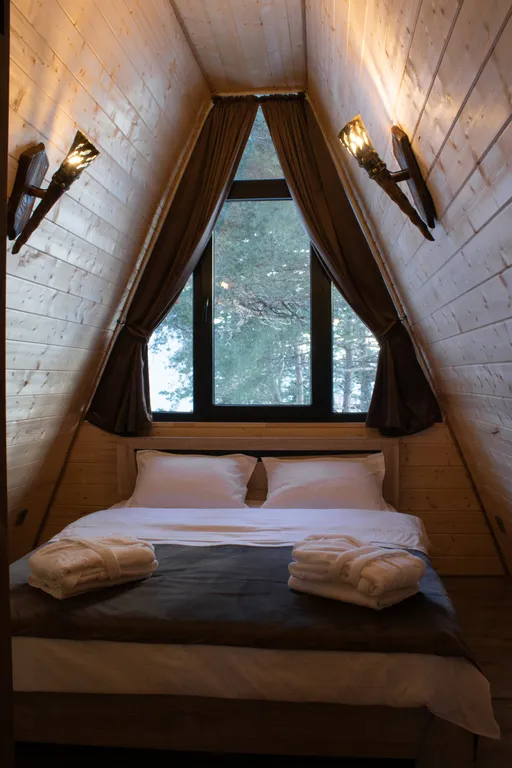 Горный домик с видом на горы и реку