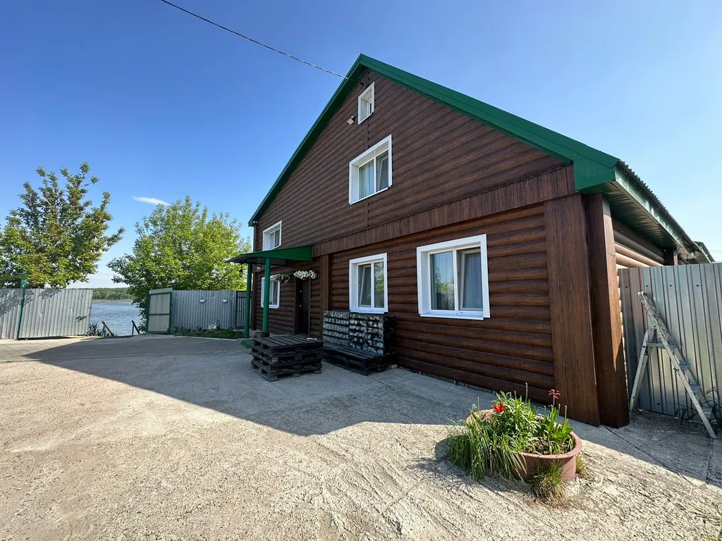 Отары с бассейном, рядом озеро