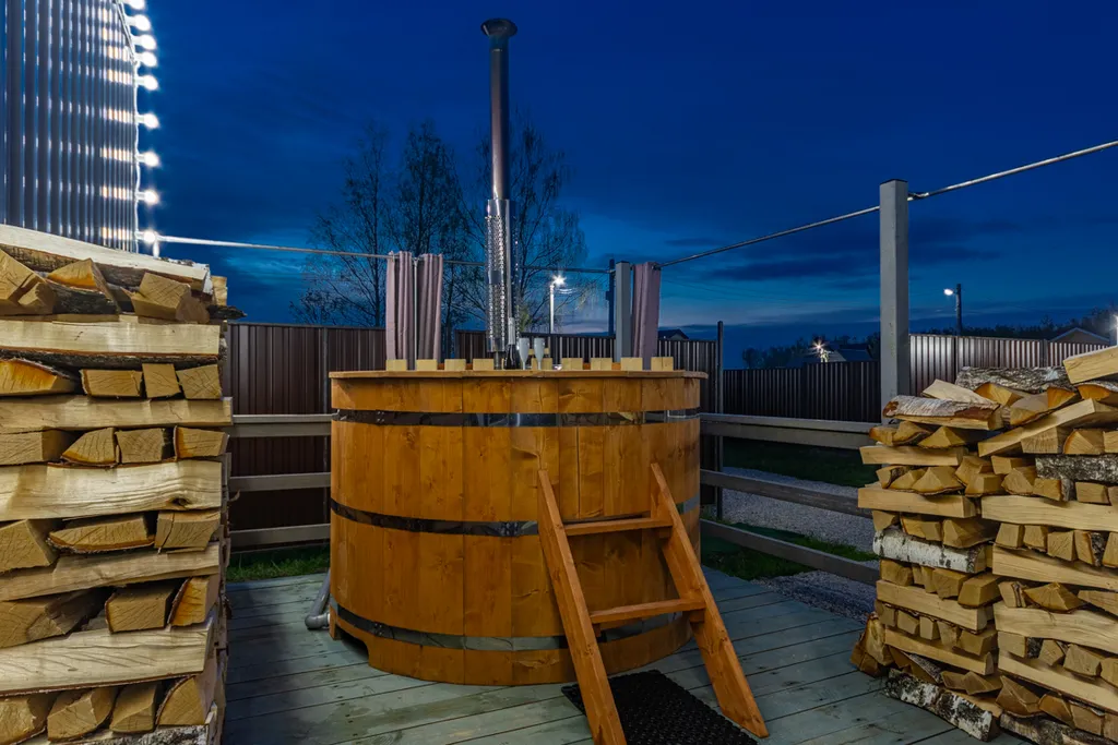 Дом с купелью и сауной, костровой зоной, мангалом и качелями