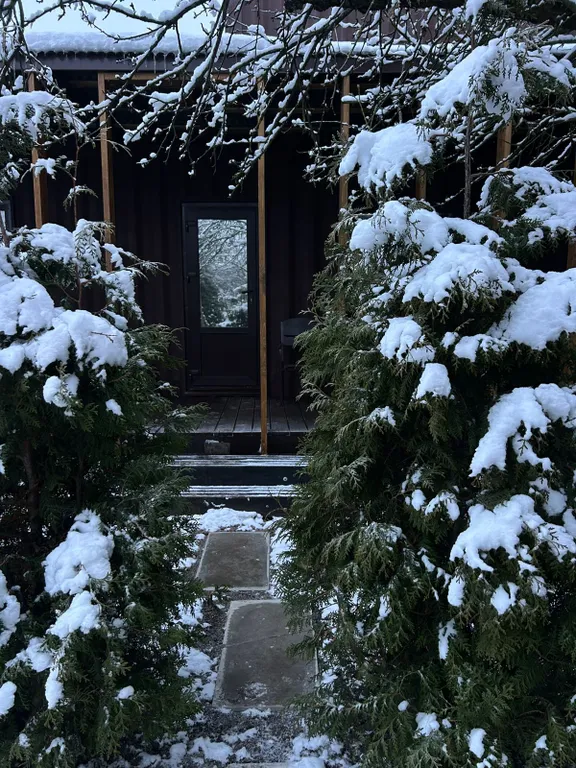 Стильный дом из морского контейнера