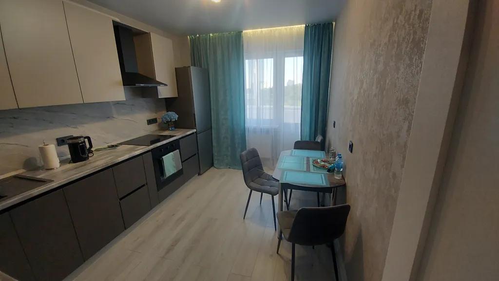 Квартира с видом на город и рощу