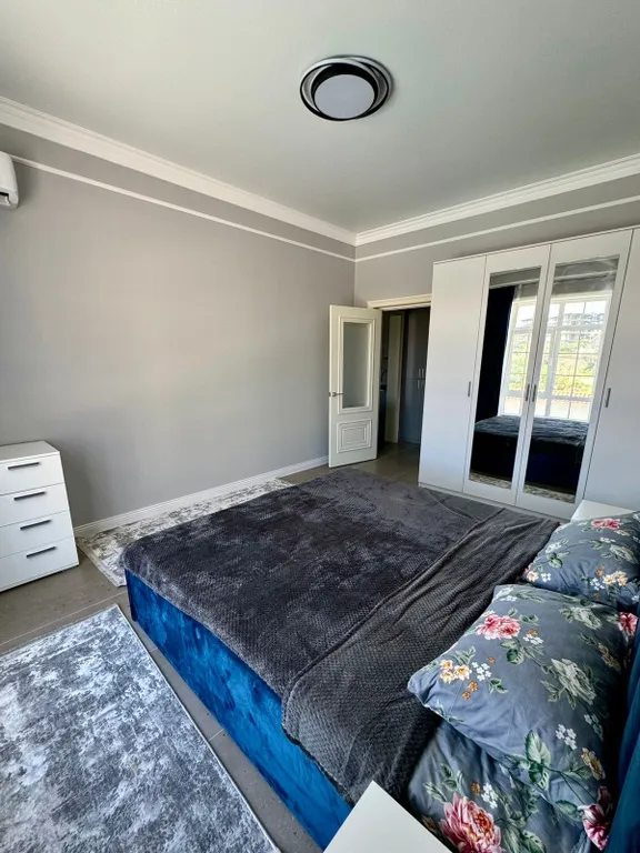 Квартира с бассейном у берега моря