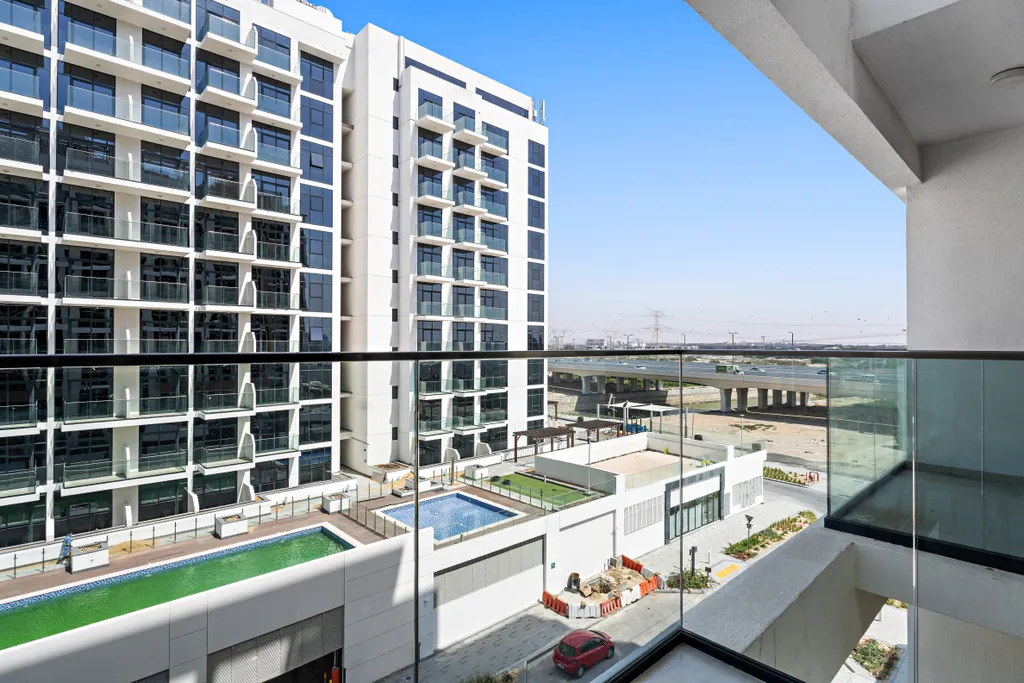 Уютная студия с балконом в Azizi Riviera