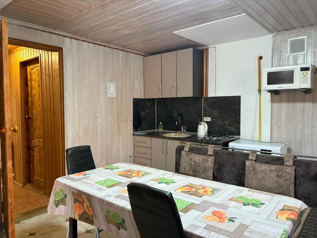 Домик у реки Дах с видом на горы