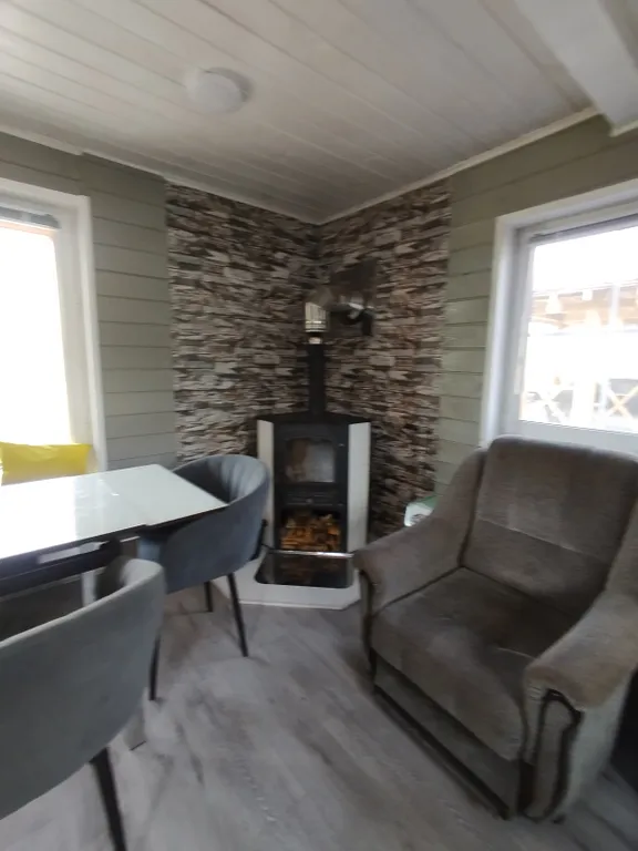 Уютный дом с беседкой на берегу озера