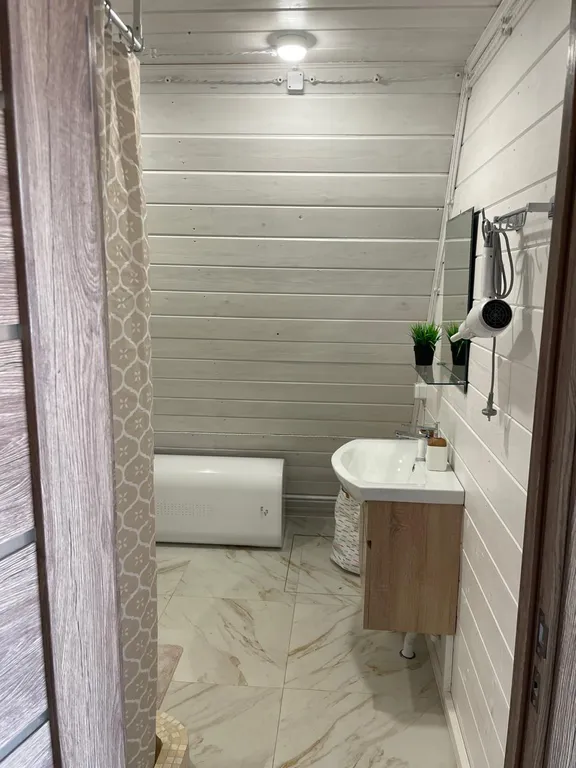 Дом А-фрейм на берегу озера