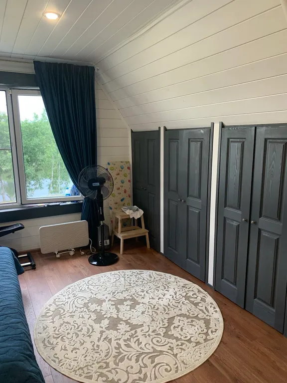 Уютный дом на берегу реки