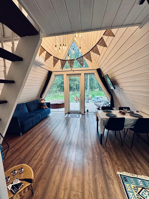 Дом A-frame с купелью, баней и бассейном в сосновом лесу