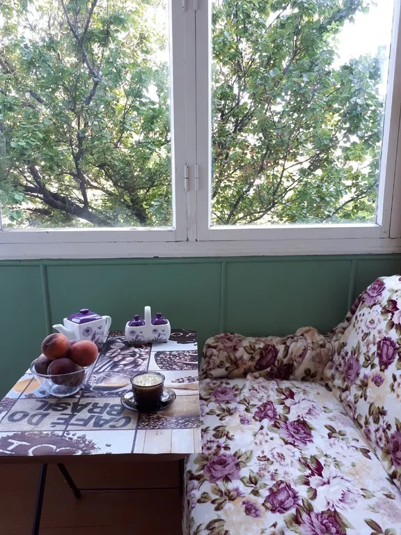 Двухкомнатная квартира с большой лоджией в центре Феодосии