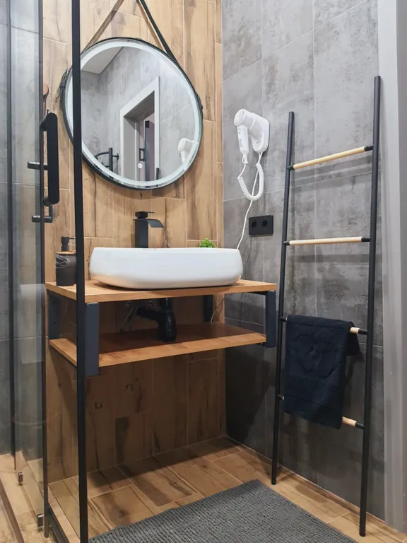 Брутальная студия в стиле лофт, панорамный вид