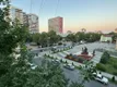 Вид с балкона на центральный проспект, супермаркет Зелёное Яблоко, гостиницу Ленинград и памятник поэту Расулу Гамзатову