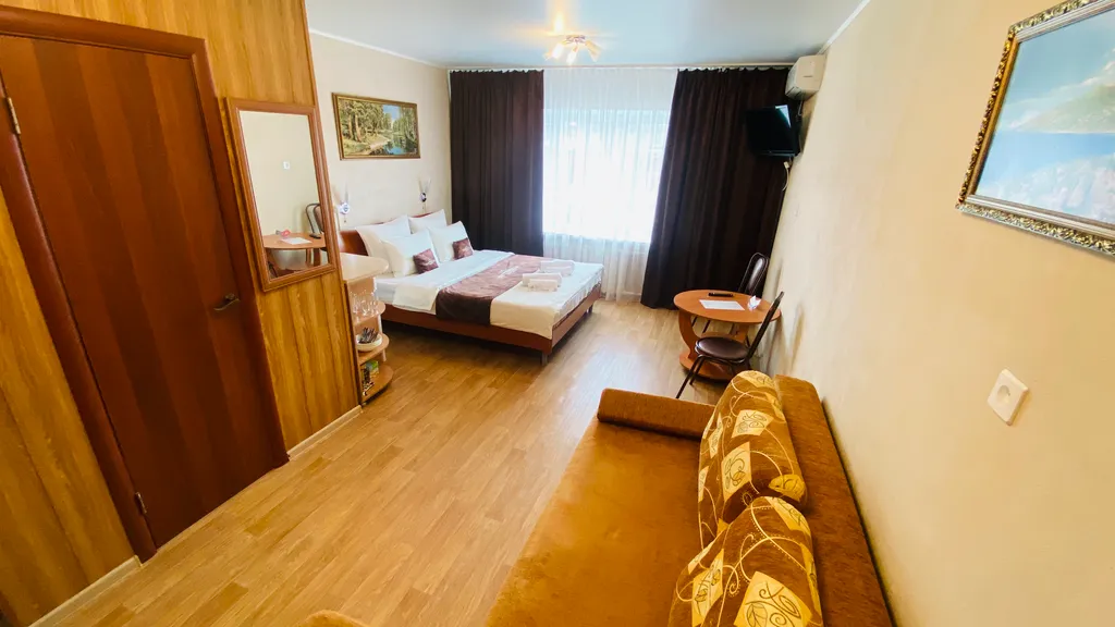 Номер с удобствами и двухспальной кроватью в мини гостинице
