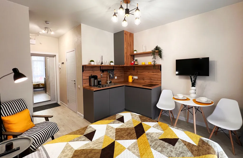 Стильная квартира-студия в яркой цветовой гамме с видом на бассейн