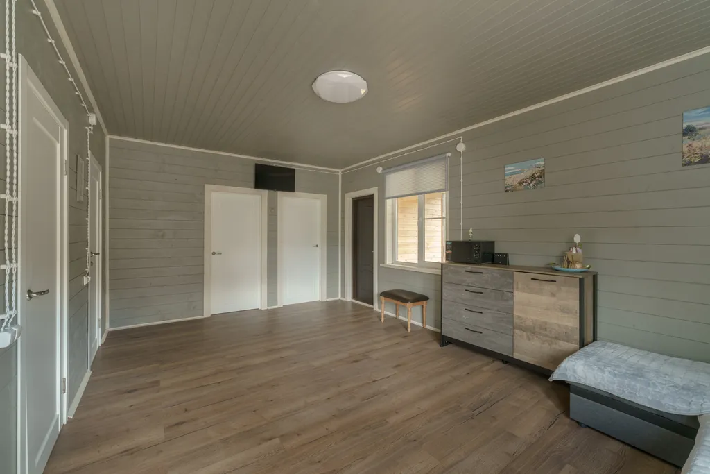 Новый загородный дом у реки с баней и бассейном