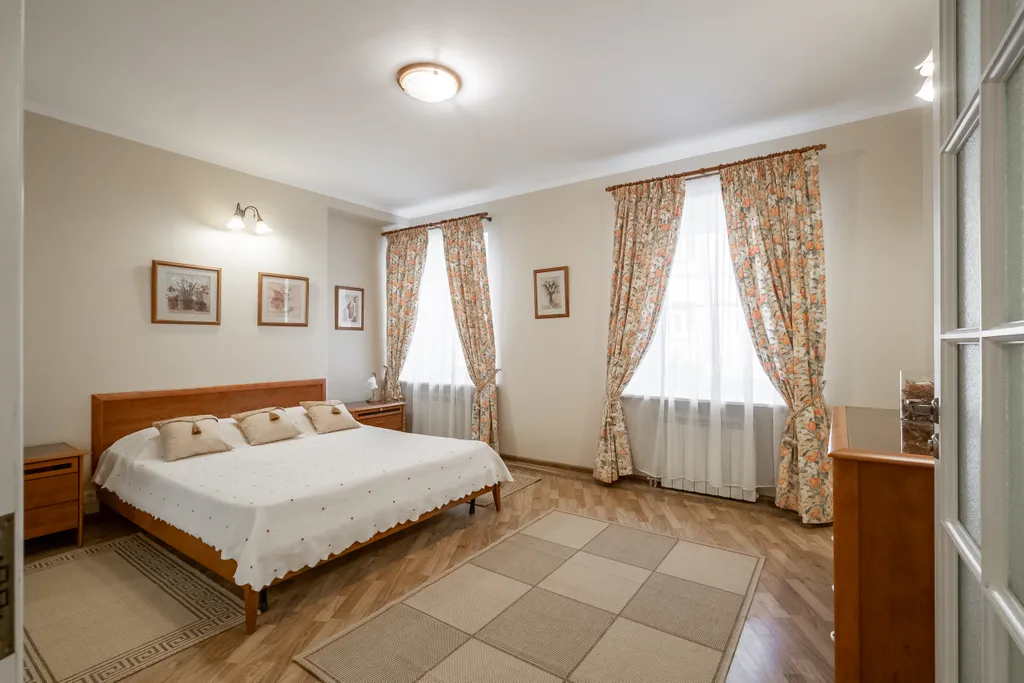 Апартаменты Кареты и Лошади с тремя спальнями рядом с Эрмитажем